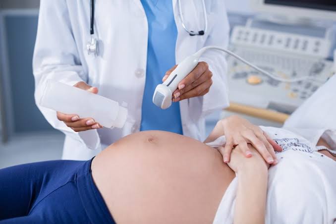 Exame de ultrassom obstétrico durante acompanhamento de gestação